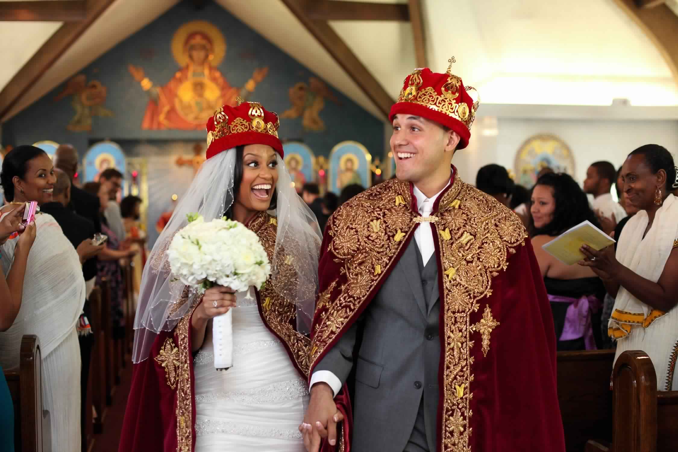 Autour du monde: Voici que Portaient les Couples mariés pour Fêter leurs Grand jour !