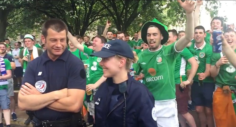 Les supporters Irlandais draguent une » Sexy policière » française!