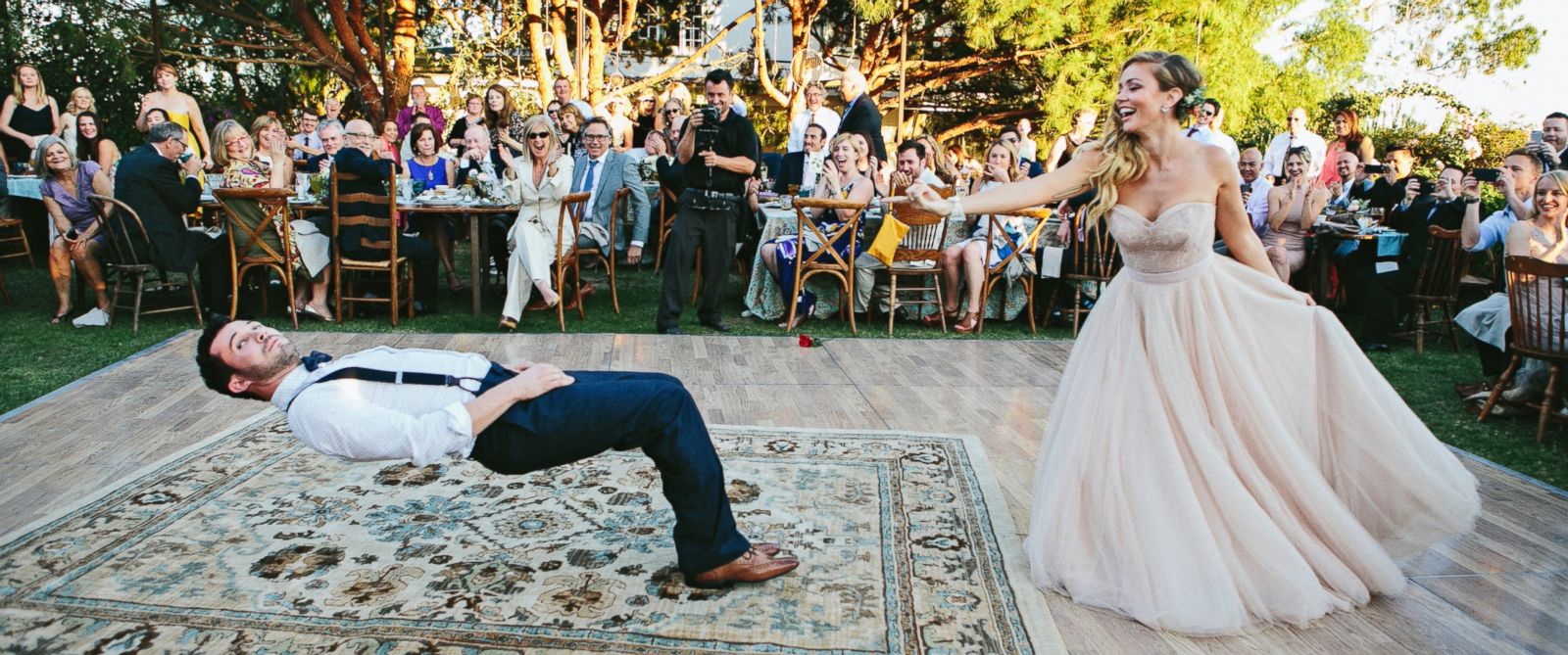 Ce couple offre aux invités une dance inoubliable ! Vous n’allez pas croire vos yeux !