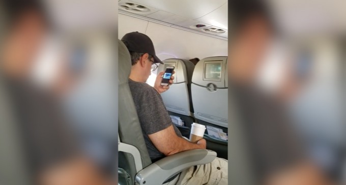 Ce passager a regardé un vidéo lors du décollage d’un avion, Vous n’allez jamais deviner son contenu! (Vidéo)
