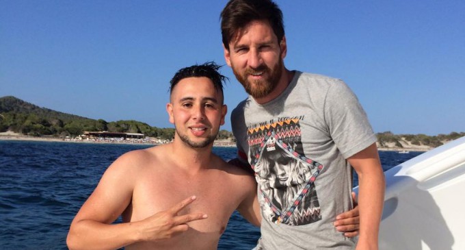 Un jeune vacancier se jette à la mer et nage un kilomètre jusqu’au yacht de Messi!