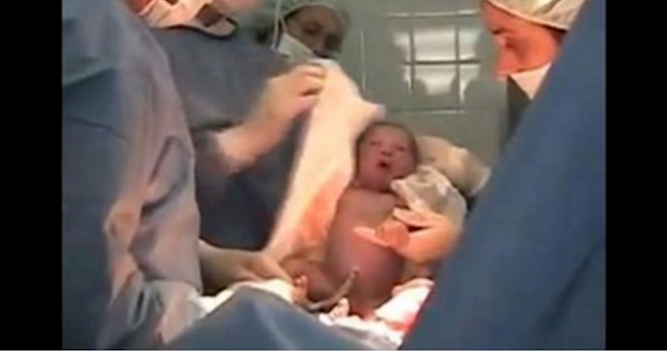 Ce Bébé sans réponse à la naissance a inquiété le staff… mais, quand son Papa lui Parle! ..Incroyable…