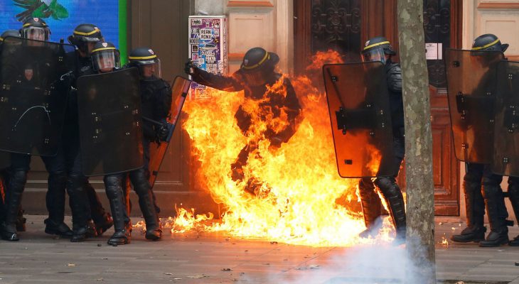 Touché par un cocktail Molotov, un CRS prend feu à Paris (vidéo)