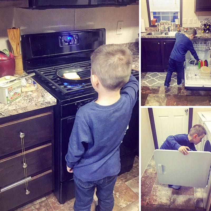 Une maman apprend à son fils à faire toutes les tâches ménagères