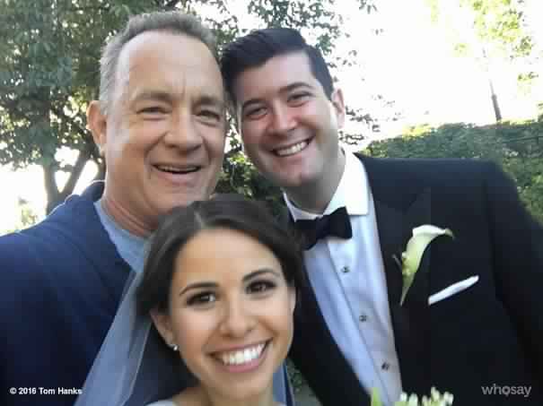 Tom Hanks s’arrête pour photobomber un couple de jeunes mariés