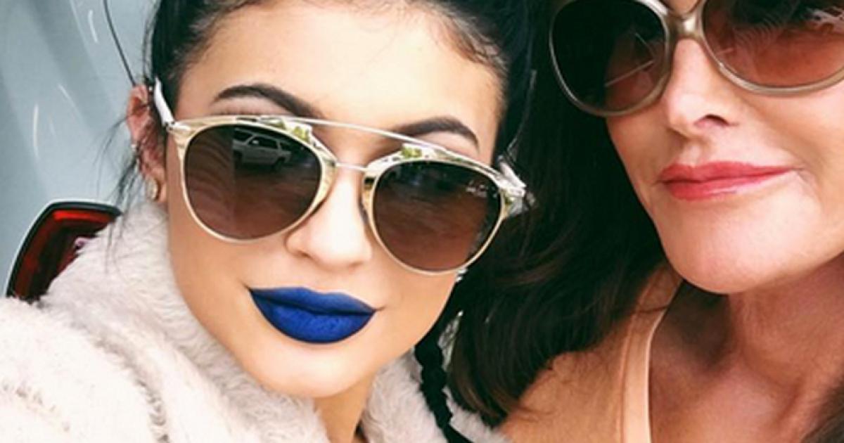 Actualité: le rouge à lèvres bleu, la tendance make-up qui enflamme l’instagram