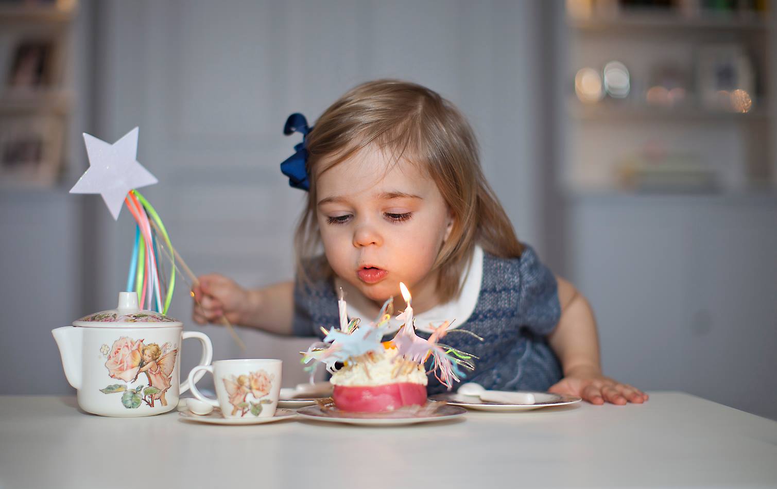 La mignonne prin­cesse Leonore fête ses trois ans en rose bonbon cette année