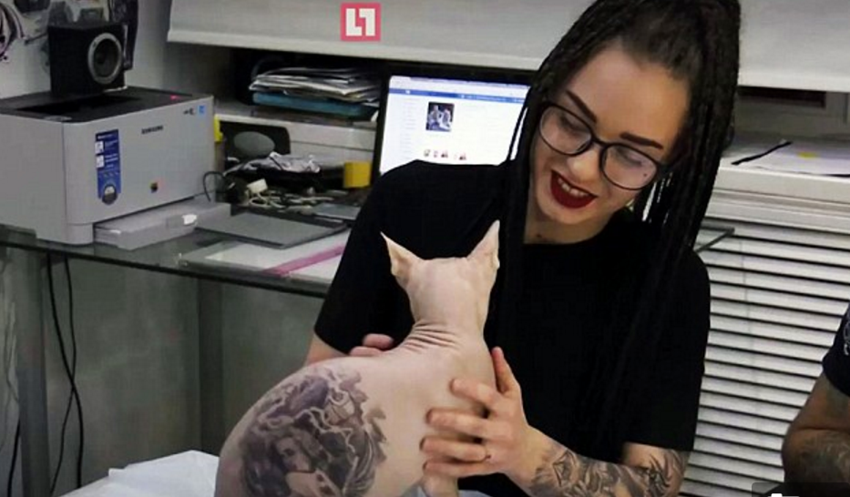 Ce tatoueur russe fait tatouer un chat et ça enflamme la toile !