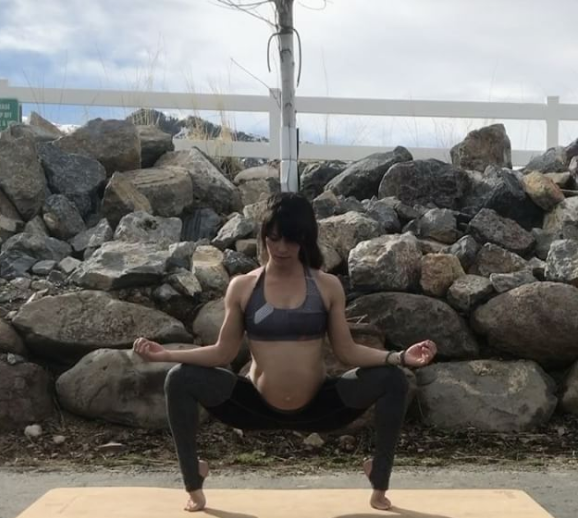 Cette femme fait une séance yoga incroyable avec son fœtus dans le ventre