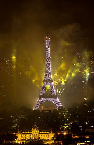 Un feu d’artifice tiré à la Tour Eiffel et les Parisiens sont effrayés