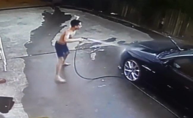 Ce gamin a eu plus de plaisir que prévu en lavant la voiture de son papa
