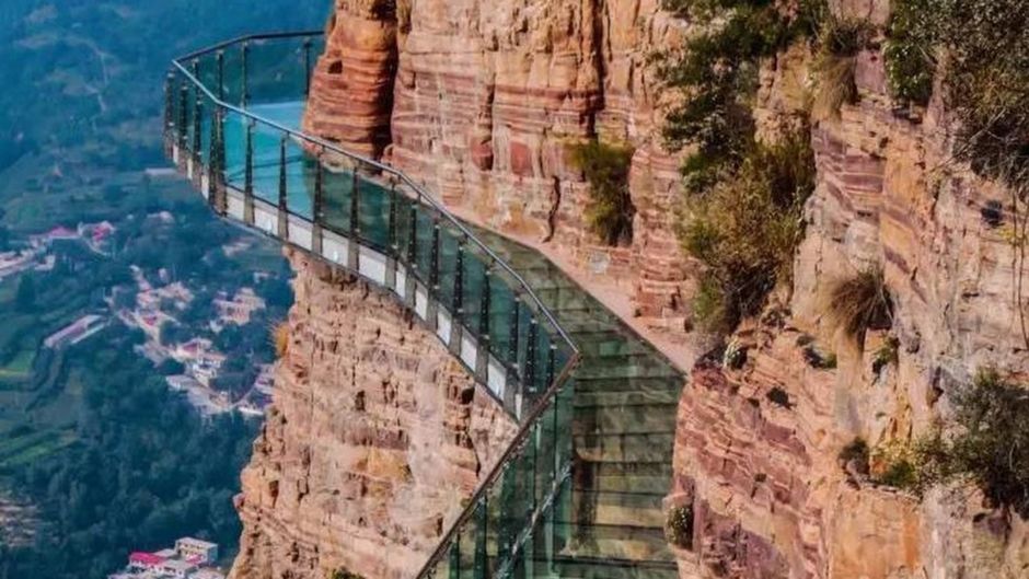 Ce pont en verre suspendu à plus de 1000 mètres se fissure !!