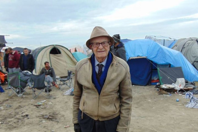 Un combattant ancien passe ses dernières années sur Terre à visiter des camps de réfugiés
