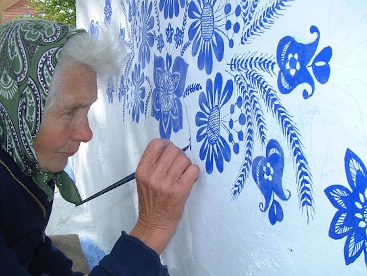 Cette femme agée de 90 ans crée de l’art dans son village !